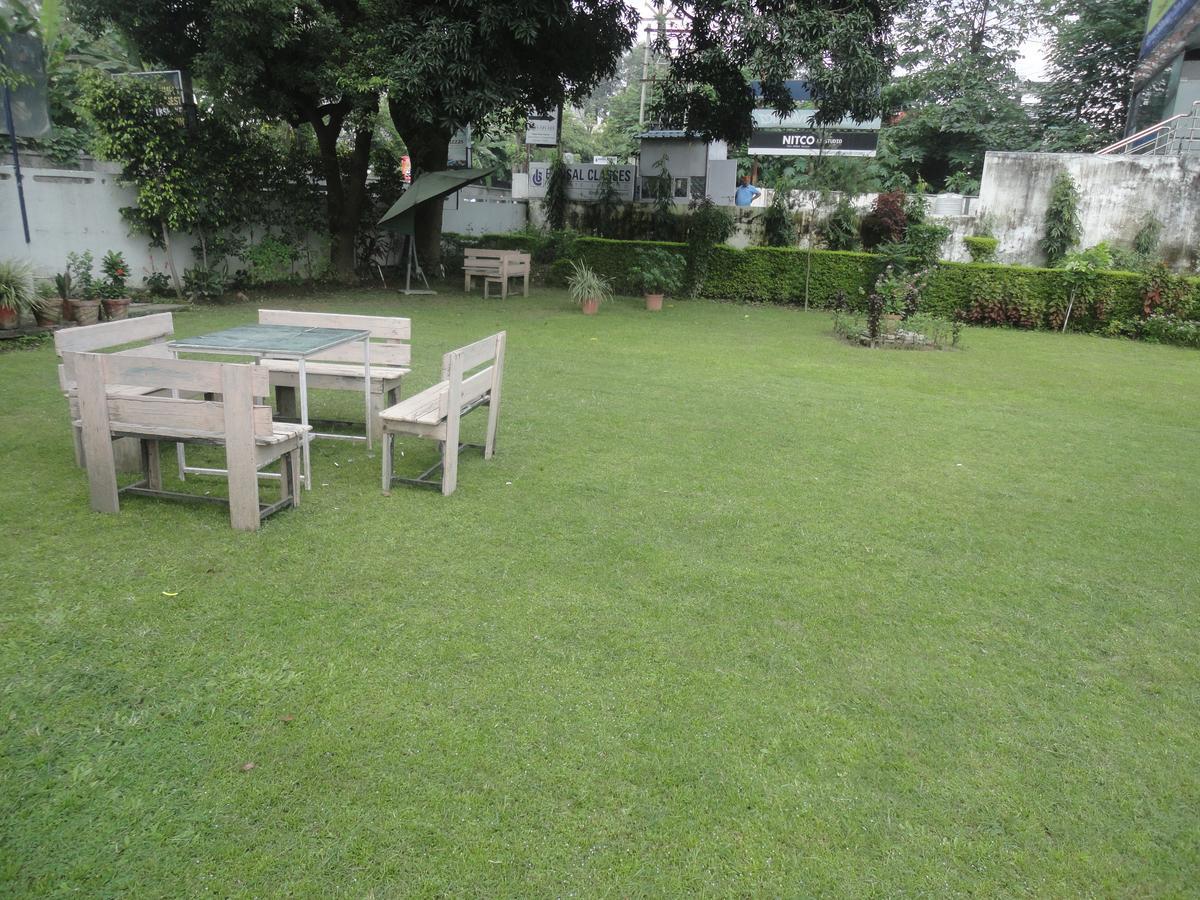 Hotel White House Dehradun Extérieur photo